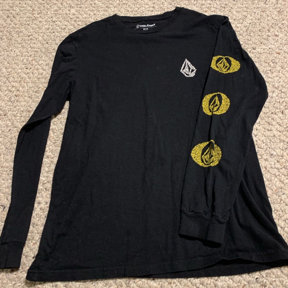 Mens Volcom shirt size medium.